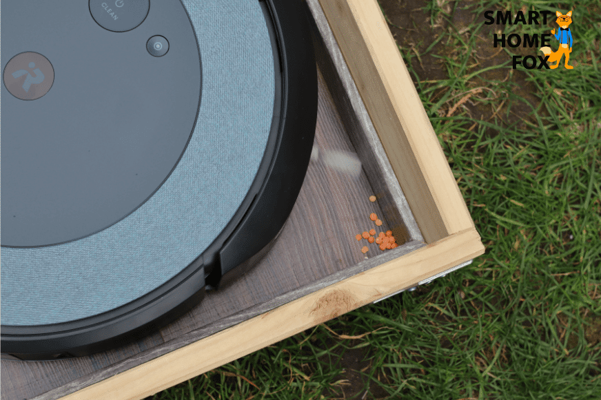 iRobot Roomba i3 reinigt in einer Ecke